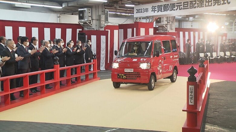 午前8時から年賀状配達の出発式が行われた（東京･日本橋郵便局）
