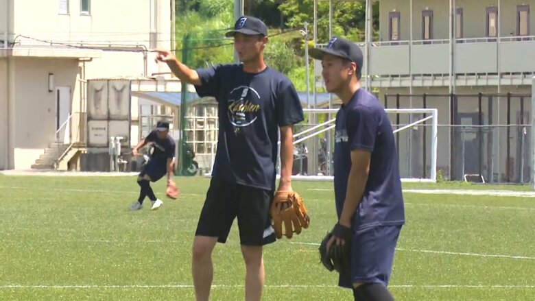 選手に声をかける長坂陽コーチ（左）