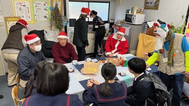 「にわカフェ」は地域住民や学生らでにぎわっていた（2023年12月）