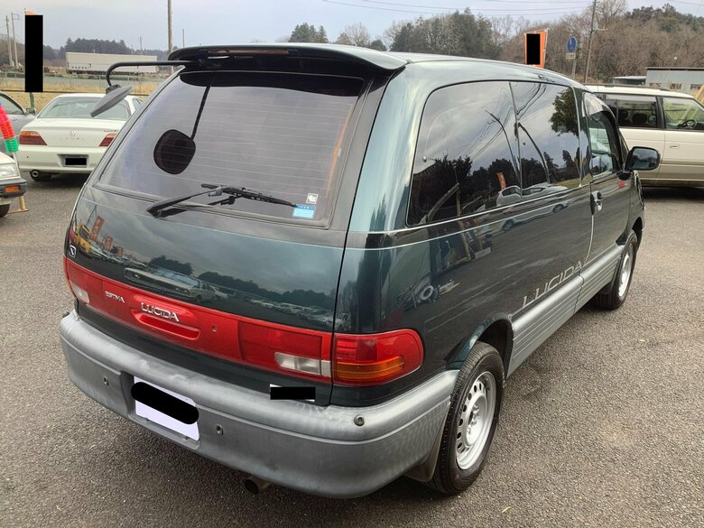 トヨタ・エスティマ「ルシーダ」はナンバーがバンパーに取り付けられている