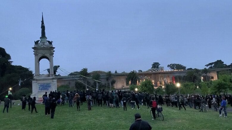 フランシス・スコット・キーの銅像を引き倒そうとするデモ隊