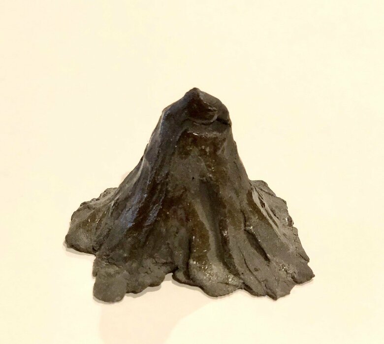 息子さんの作品　　焼きもの　題名：とんがり山