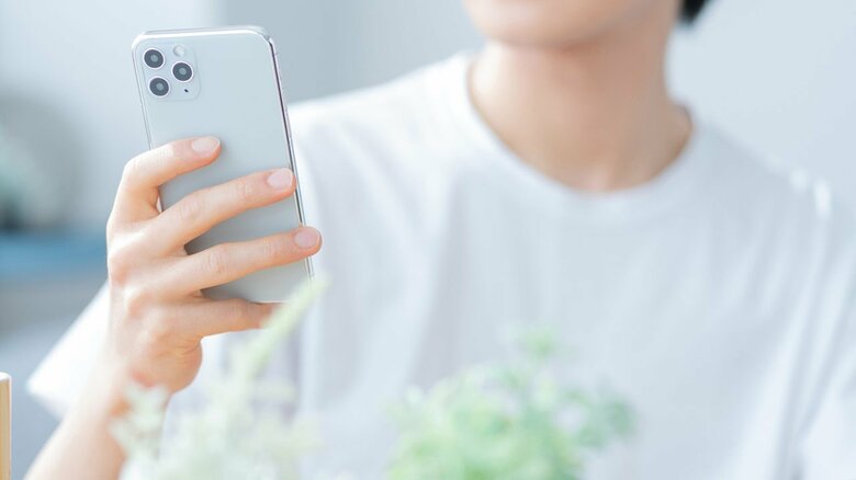 若者がスマホを使いこなす一方、ガラケーで十分な高齢者は…（画像はイメージ）