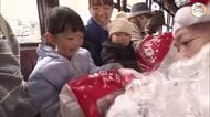 待っていたのはサンタクロース！岡山市で「クリスマスプレゼント電車」が子供たちの夢を乗せ走る【岡山】