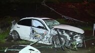 1台はフェンス突き破り下の道路に転落…未明の交差点で乗用車2台が出合い頭に衝突し大破 男女3人を救急搬送