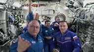 15日地球帰還へ「去りたくないが…」油井亀美也さんらISSで引継ぎ式…ロシア人宇宙飛行士の惜別の言葉に両手親指立て満面の笑み