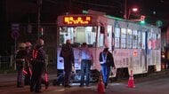【路面電車にはねられ死亡】80代女性が路面電車の下敷きに…病院搬送後に死亡確認→警察が事故原因を調査～市電の乗客約15人にケガなし〈北海道函館市〉