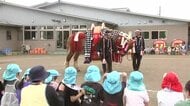 チャグチャグ馬コが保育園で交流会　華やかな装束を身に着けた馬コと園児がふれあい　岩手県