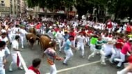 スペイン伝統の“牛追い”で9人けが　転倒した参加者が牛に踏まれる　サン・フェルミン祭