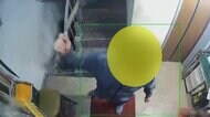 “刃物男”ドアを何度も強打 防犯カメラに一部始終が...