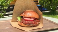 創業100年の老舗パン店がハンバーガーで勝負 アメリカのスクールバスをキッチンカーに【長野発】