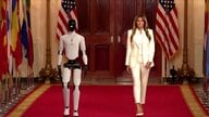 ホワイトハウスでメラニア夫人を人型ロボットがエスコート　子供支援のプロジェクトにイスラエル大統領夫人など40カ国以上参加