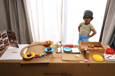 「いらっしゃいませ」4歳息子のために作った“回転寿司店セット”は毎晩営業中!