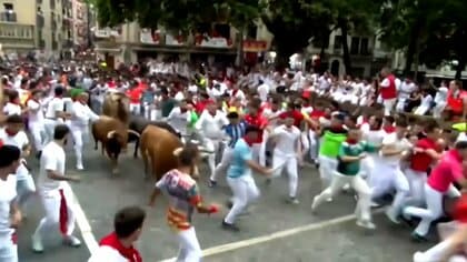 スペイン伝統の“牛追い”で9人けが　転倒した参加者が牛に踏まれる　サン・フェルミン祭