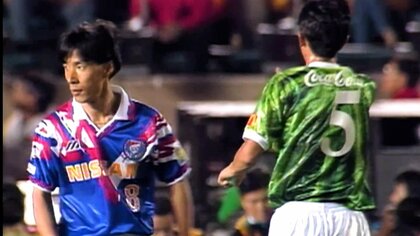 30年前のJリーグ開幕戦ヴェルディvsマリノスのノベルティー写真 現役“J最強FW”が印象に残ったシーンは? 1993年のJ開幕戦