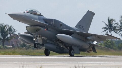 アメリカ最新型Fｰ16戦闘機が台湾に初めて到着　2019年に66機売却承認のうち2機　去年の1.7兆円規模の武器売却では中国が反発