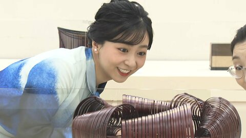 佳子さま自ら選考にあたった作品に「とっても美しいカーブだなと」　総裁務める日本工芸会の展覧会で「繊細なお仕事ですね」