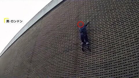 「おりろ！」まるでスパイダーマン？壁を登り逃走する男、警察官を巻き込み落下　窃盗などの容疑で逮捕　ロンドン