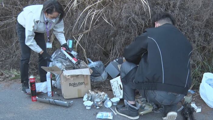 中央道の側道に古いテレビやスピーカーなどが不法投棄