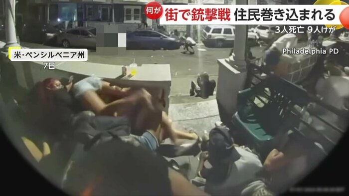 銃撃戦から身を隠す住民