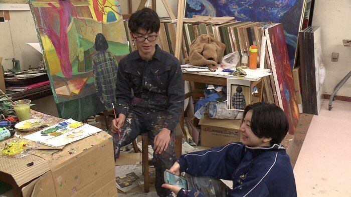 山田さんと作品について語り合う秋田高校美術部の渡辺杏部長（右下）