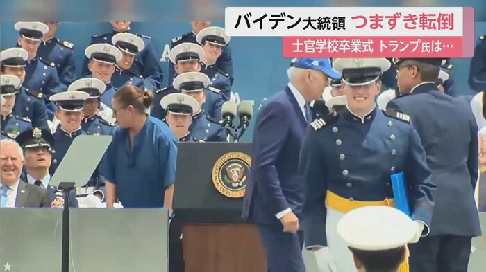 ステージから退場しようとして…
