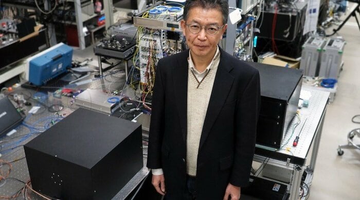 東京大学大学院工学系研究科香取秀俊教授と光格子時計 Ⓒ2024 香取秀俊 東京大学教授
