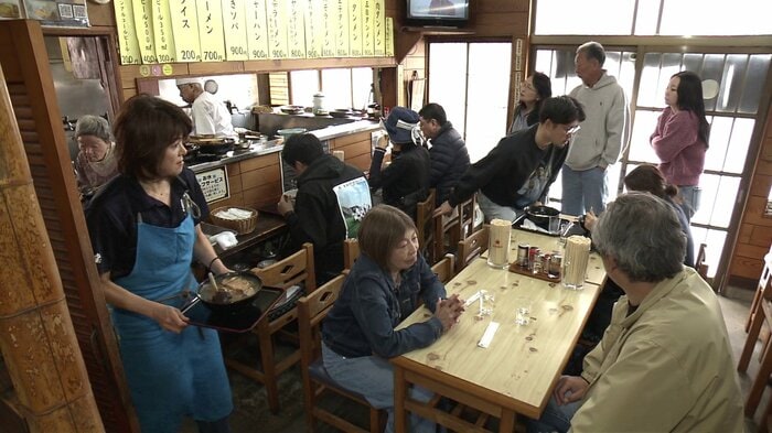 月の半分を象潟で過ごす恵さんと3人で営業を続けている園食堂