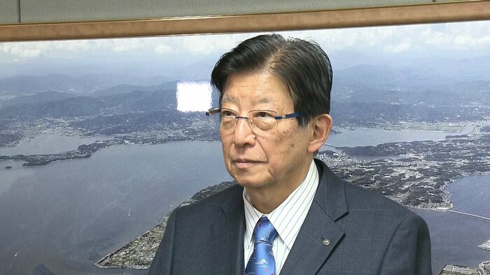 取材に応じる川勝知事(4月2日)