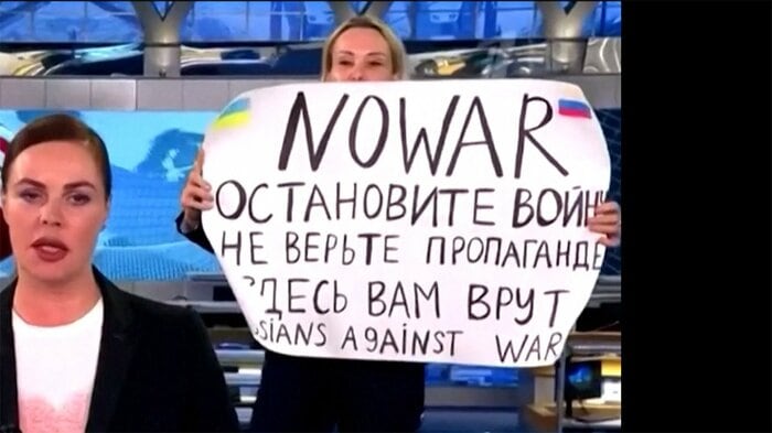 ロシア国営テレビのニュース番組で「戦争反対」を訴える女性スタッフ