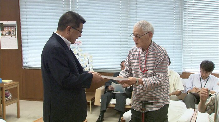 浅原議長(当時)に要望書を手渡す市民グループ(2015年6月)