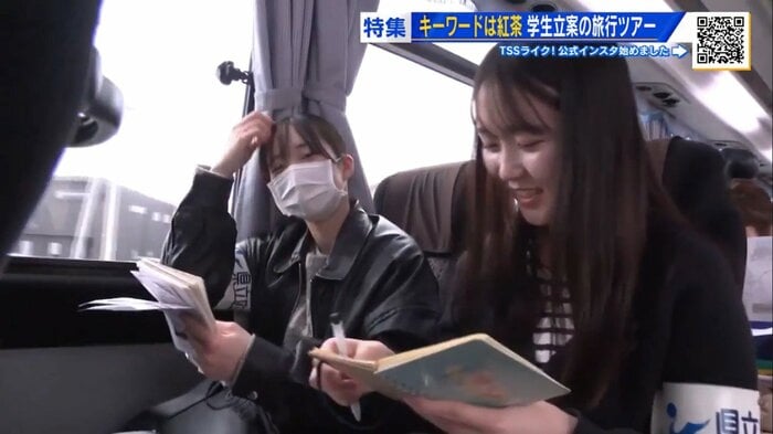 バスに同乗し、ツアーのスケジュールを確認