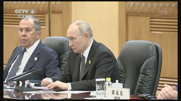 中ロ首脳会談でのプーチン大統領 上目使いに習主席を見つめたり…