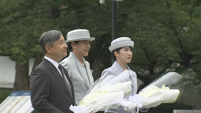 爆心地公園では花束を手向け深く拝礼された