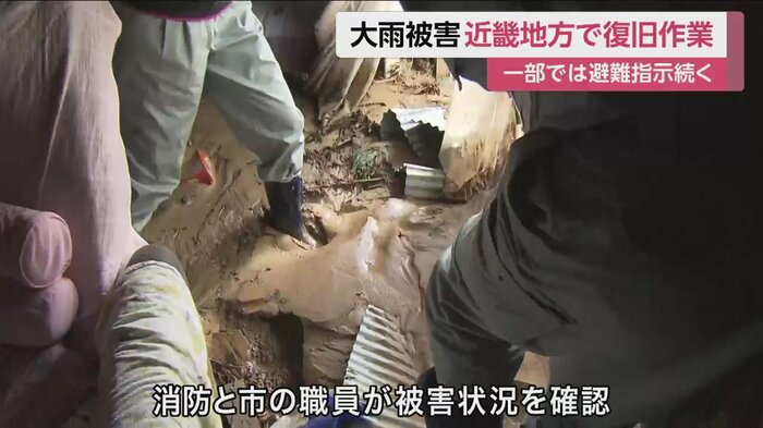家の中に、足が埋まるほどの土砂が入り込んでいる(京都・綾部市)