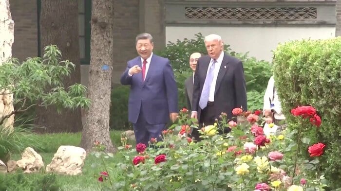 中南海を散策する習氏とトランプ氏