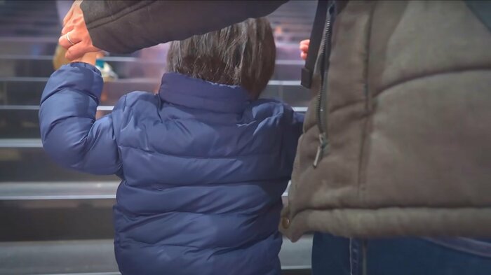 お父さんと手をつなぐ息子さん