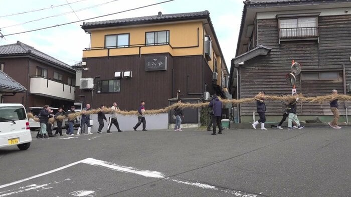 できた綱を運河に運ぶ
