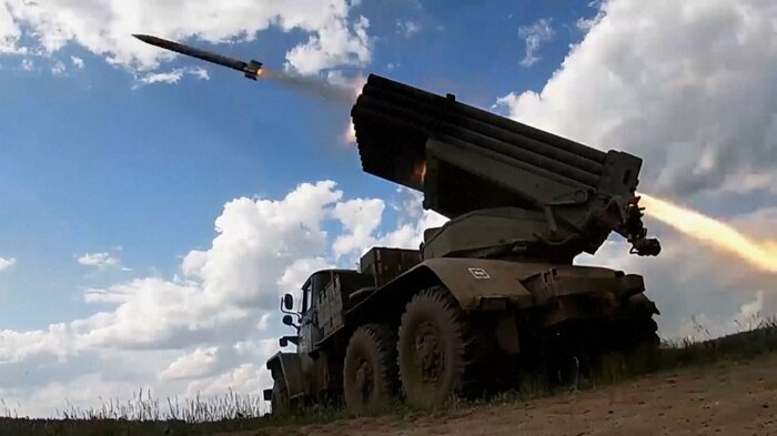ウクライナに侵攻中のロシア軍122mm自走多連装ロケット砲の発射(ザポリージャまたはドネツク州・2023年6月)