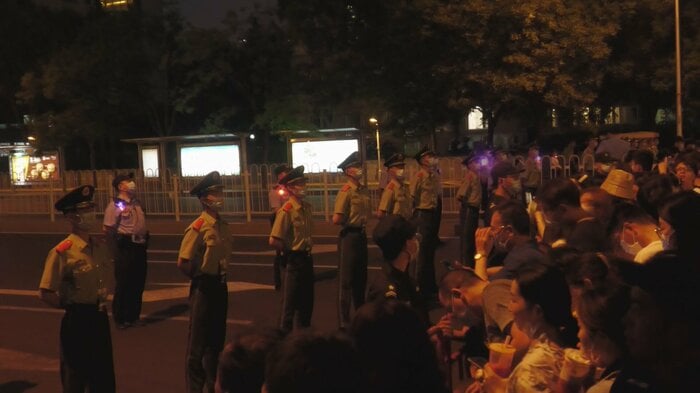 厳しい規制は昼夜問わず、いたるところで見られた