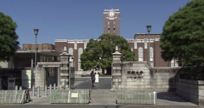 京大のシンボル「時計台」”占拠”しようと暴行か 京大生を逮捕 中核派系全学連・副委員長|FNNプライムオンライン