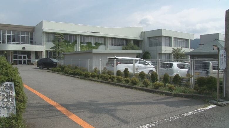 「27日午後に小学校を爆破する」学校周辺で文書が数十枚見つかる　午前中で授業を切り上げて児童は下校　市教委「子どもたちの安全第一に」｜FNNプライムオンライン
