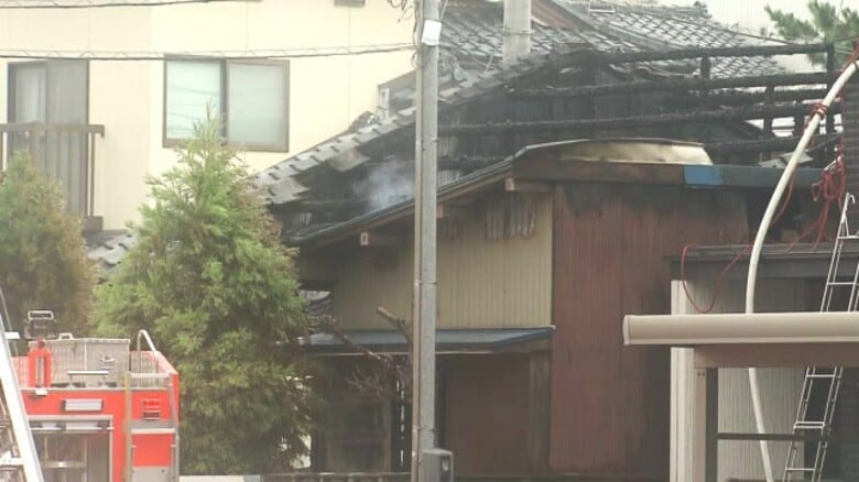 福井市松本で住宅1棟が全焼 隣接する2棟の壁など一部焼く けが人なし 現場は進明中学校近くの住宅街|FNNプライムオンライン