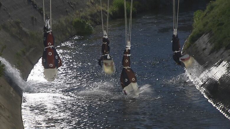 逆さづりになって踊る「橋がかり」に大歓声　千曲市「雨宮の御神事」　コロナ禍を経て、9年ぶり通常開催｜FNNプライムオンライン