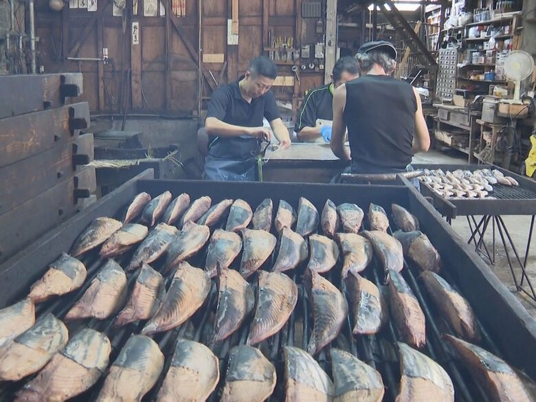 創業100年以上の老舗で…“伝統食”カツオの生節づくりが最盛期 ピンセットで骨を取り除き桜の木で燻す｜FNNプライムオンライン