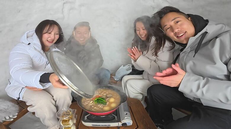 かまくらの中で“アツアツの鍋”　外国人観光客に人気「レストランかまくら村」　長野・飯山市にオープン　3月1日まで営業｜FNNプライムオンライン