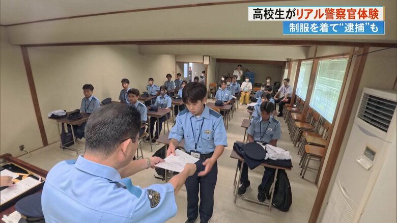「将来の夢は警察官」機動隊の“管バス”でなりきりツアー　高校生が手錠での逮捕や無線機の使い方を体験【高知発】｜FNNプライムオンライン