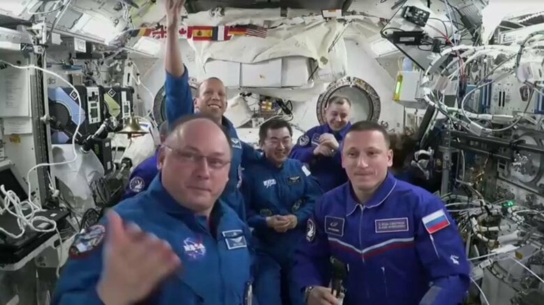 15日地球帰還へ「去りたくないが…」油井亀美也さんらISSで引継ぎ式…ロシア人宇宙飛行士の惜別の言葉に両手親指立て満面の笑み｜FNNプライムオンライン
