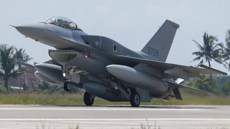 アメリカ最新型Fｰ16戦闘機が台湾に初めて到着　2019年に66機売却承認のうち2機　去年の1.7兆円規模の武器売却では中国が反発｜FNNプライムオンライン
