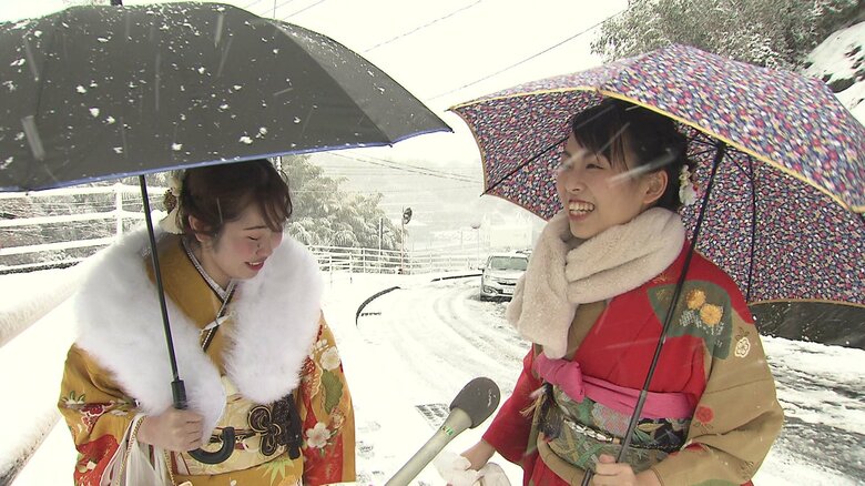 雪を踏みしめ振袖姿にスニーカー…銀世界の中で「二十歳のつどい」記憶に残る一日に笑顔で決意｜FNNプライムオンライン
